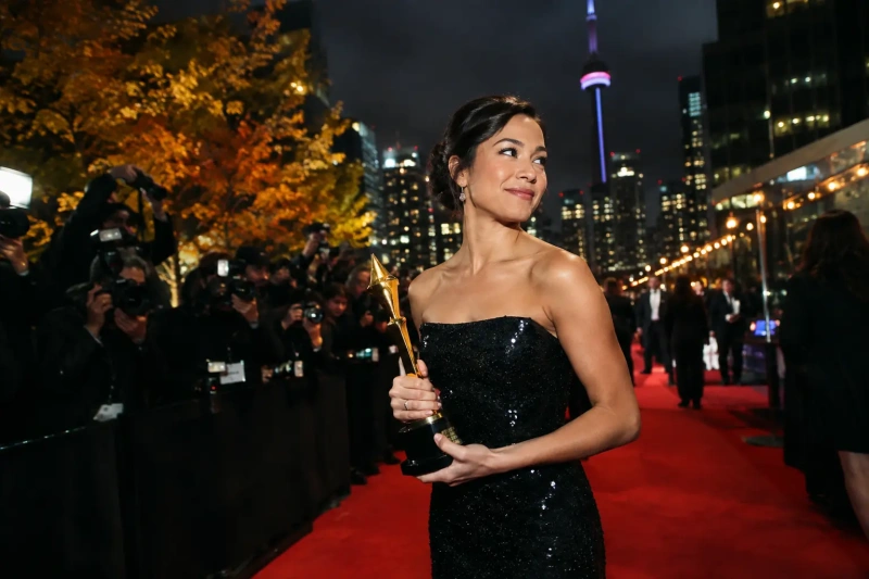 elegant-international-film-festival-awards-moment-in-toronto-gold-trophy-silhoue.png