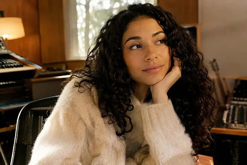 Olivia Dean’s album returns to the top in Australia