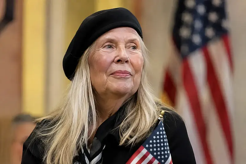 Joni Mitchell becomes a U.S. citizen after decades in the country