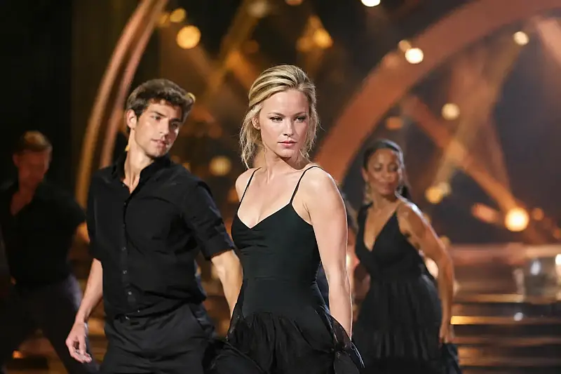 Julia Stiles reunites with ‘10 Things’ cast for a Heath Ledger tribute