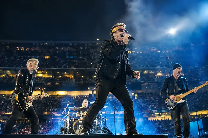 U2 Gets the Thanksgiving Eve Halftime Spotlight