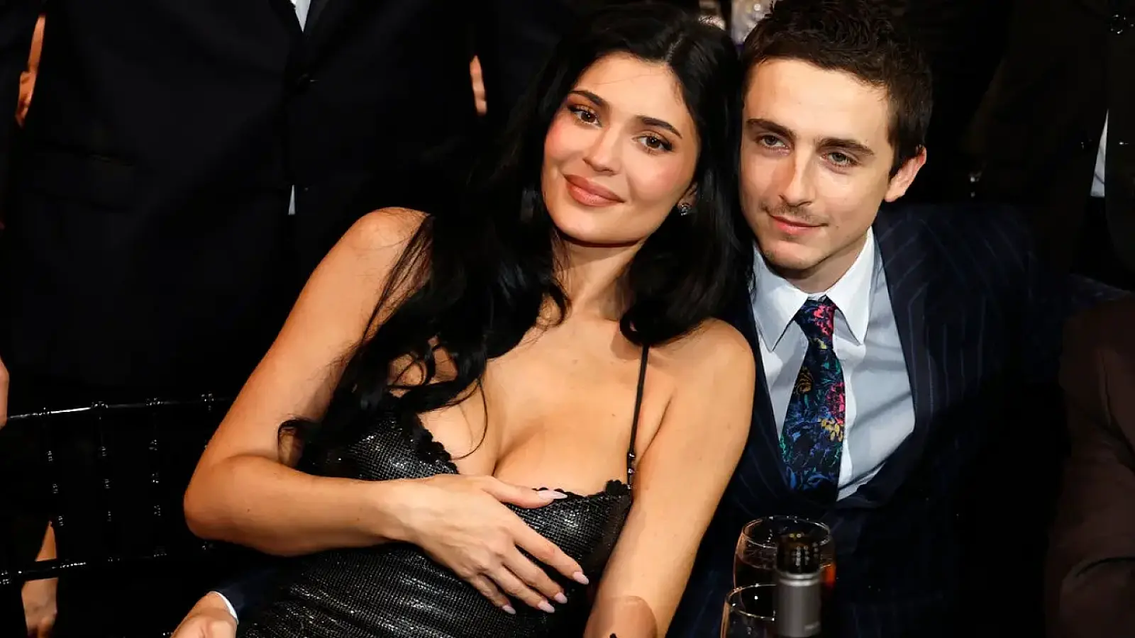 Gen Z Is Seemingly Obsessed With The "Chest Rest" Pose