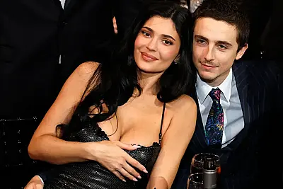 Gen Z Is Seemingly Obsessed With The "Chest Rest" Pose