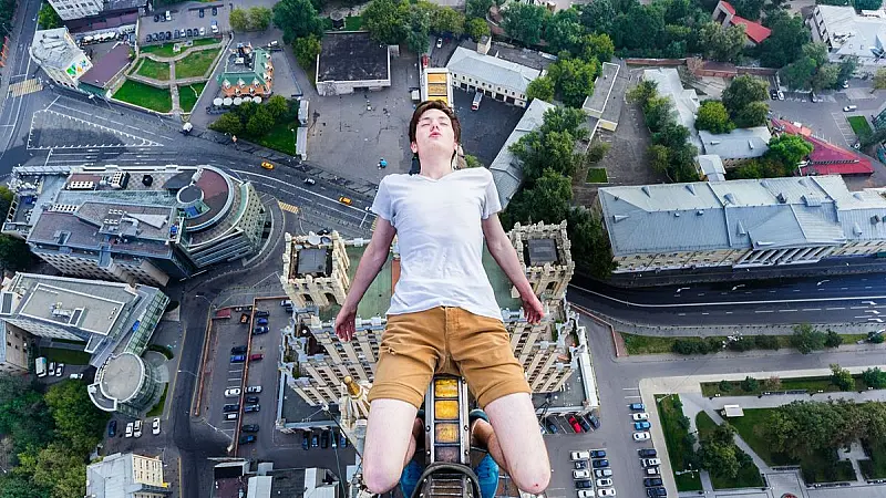 Amazing pictures capture student's daring climb to top of skyscraper using only a rope