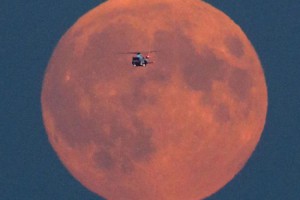 12 Absolutely Stunning Photos Of The Supermoon Lunar Eclipse
